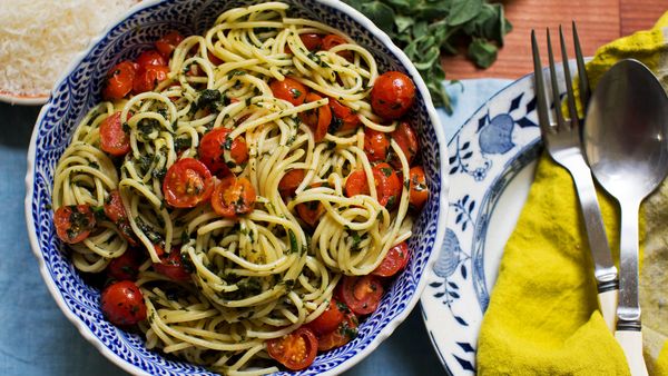 One-Pot Spaghetti with Cherry Tomatoes and Kale
