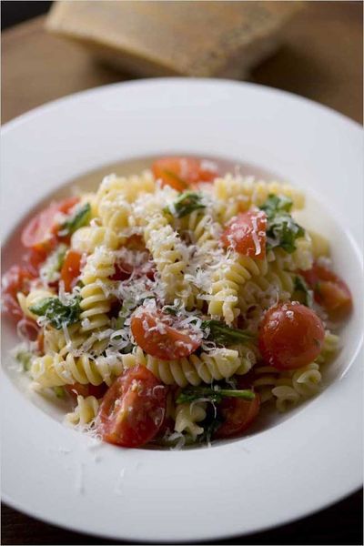 Pasta with Cherry Tomatoes and Arugula