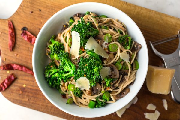 Gluten-Free Spaghetti with Baby Broccoli, Mushrooms and Walnuts