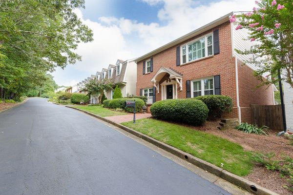 3824 Courtyard Dr-10