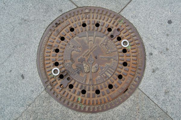 Ceramic urban art 2010-2020 | Manhole cover