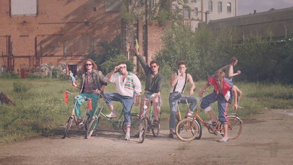 Von Wegen Lisbeth - Bitch (Offizielles Musikvideo)