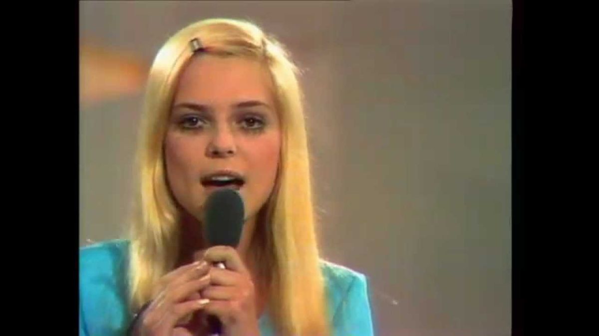 (R.I.P.) France Gall - Der Computer Nr. 3 ( live ) - Berlin - 1968