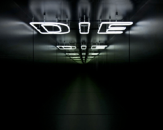 ivan-navarro-die