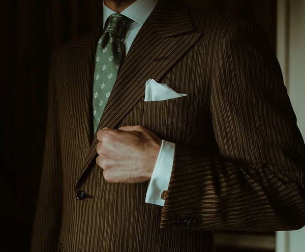 arsenbenda_A_hyper-realistic_close-up_of_a_tailored_wool_suit_906306ba-eb5c-4246