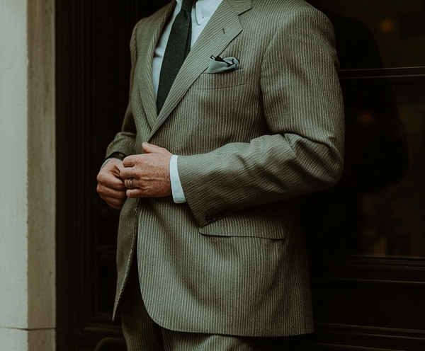 arsenbenda_A_hyper-realistic_close-up_of_a_tailored_wool_suit_4ceca4f9-0d5a-406e