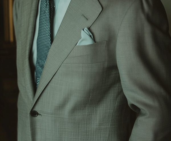 arsenbenda_A_hyper-realistic_close-up_of_a_tailored_wool_suit_46ea8990-cf4c-4838