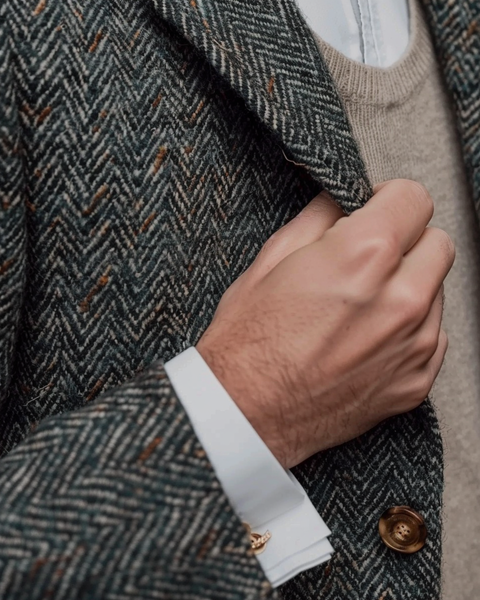 arsenbenda_A_hyper-realistic_close-up_of_a_tailored_wool_suit_f993b98b-ef9c-491a