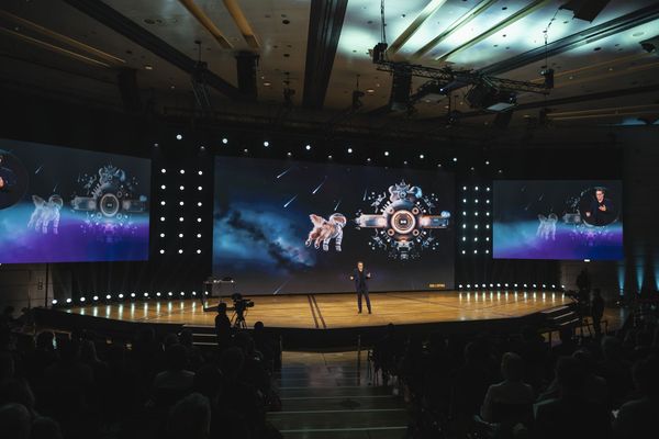 02Oct25_0804gerd leonhard on stage sibos3733