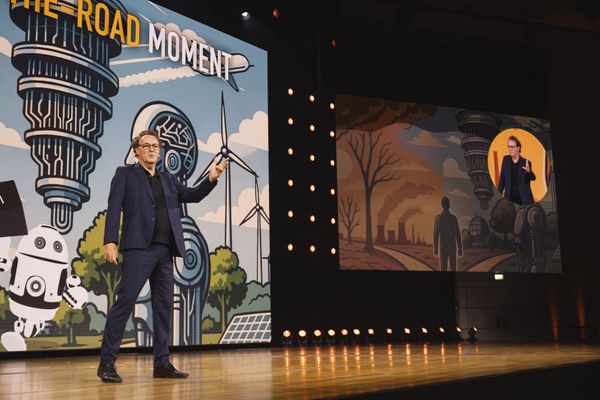 02Oct25_0810gerd leonhard on stage sibos3740