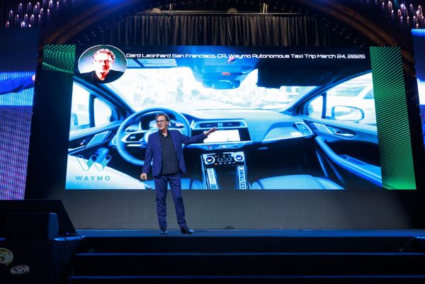 digital armenia onstage Gerd Leonhard_PH1_  (918)