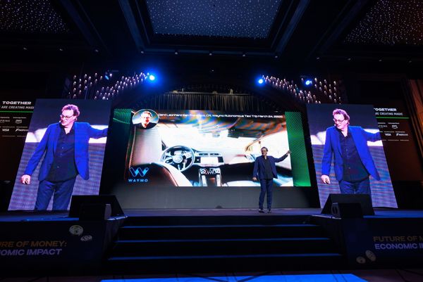 digital armenia onstage Gerd Leonhard_PH1_  (923)