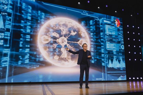 02Oct25_0803gerd leonhard on stage sibos3720