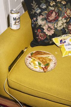 ©Marcus Nilsson // Ashley Klinger & Co. // Lifestyle food // chips & sandwich & beer // yellow