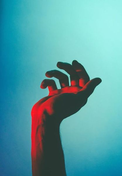 COLOR: The use of colored light and the direction they are used creates the 3D-like effect.