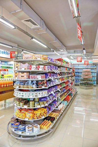 Curved supermarket shelving