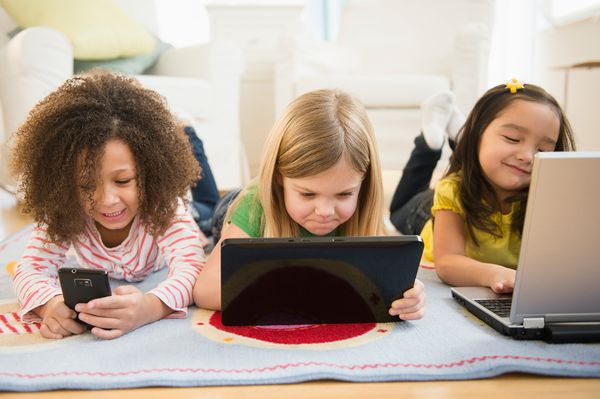 220578-1600x1065-girls-using-technology