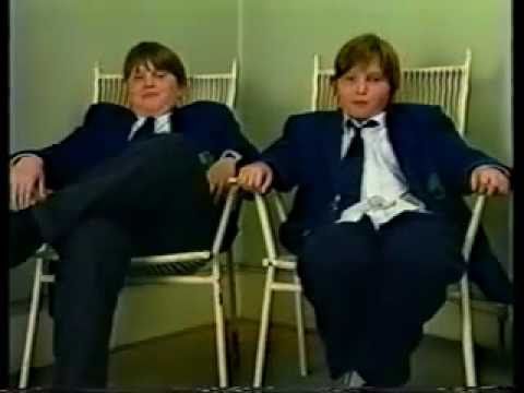 Gillian Wearing / 2 into 1 (1997) - YouTube