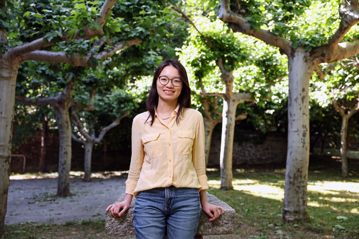 ¿Cuál es el menor espacio en el que puede girarse una aguja hasta invertir su posición? Esta mat…