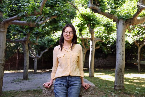 ¿Cuál es el menor espacio en el que puede girarse una aguja hasta invertir su posición? Esta mat…