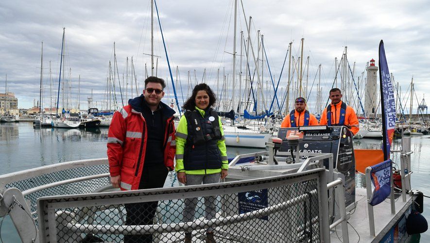 Un bateau pour enlever hydrocarbures et eaux de cale