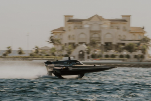 Série E1, une première compétition de bateaux électriques à foils très serrée