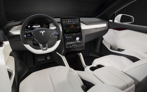 2014-Tesla-Model-S-Interior