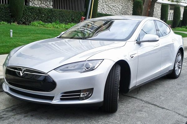 Tesla_Model_S_02_2013