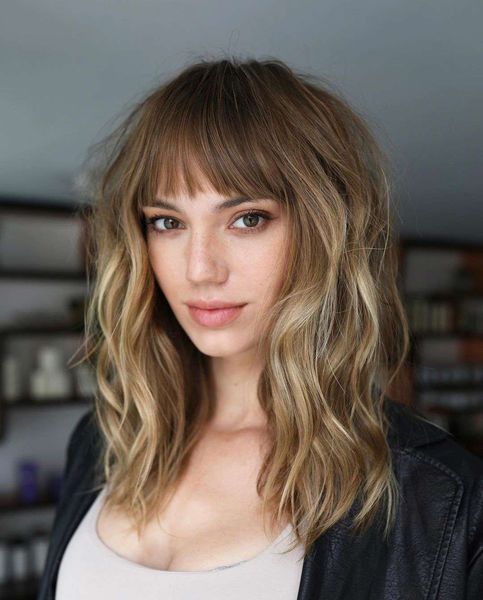 Melena con flequillo desfilado y capas en cascada