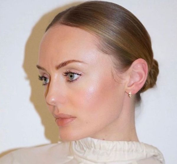 Moño bajo y raya al medio