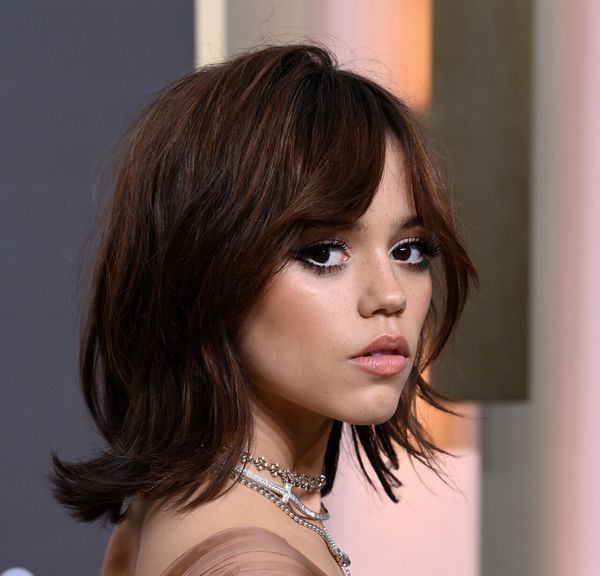 Media melena desfilada con flequillo despuntado