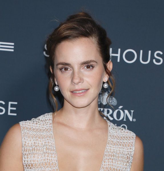 Moño con raya a un lado y mechones