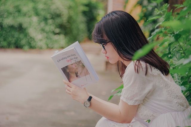 How to hold a book open with one Hand?