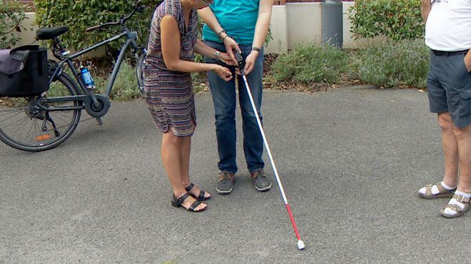 Ce nouveau boîtier à poser sur la canne blanche révolutionne la vie des personnes aveugles ou ma…