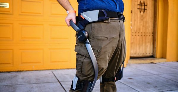 I wore a one-horsepower exoskeleton to the world’s biggest tech show | The Verge