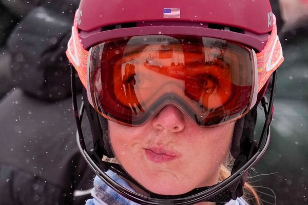 220217013912-03-olympics-021722-shiffrin