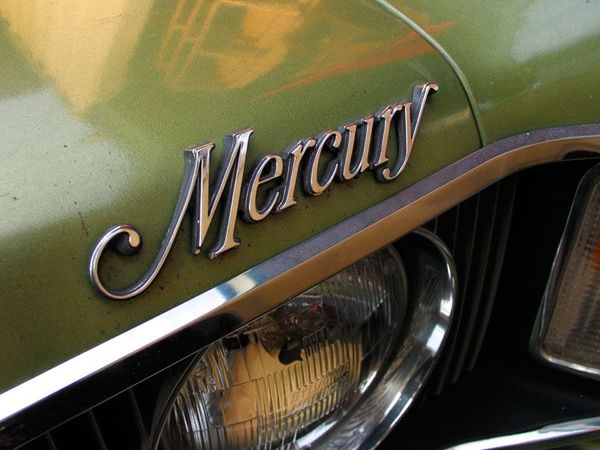 that orange-ish reflection above the type is sorta nice