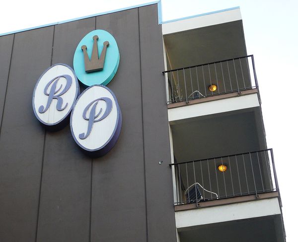 Royal Pacific Motor Inn signage