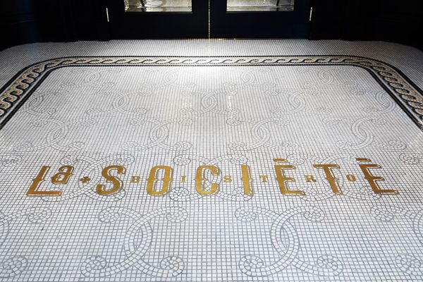 La Societe floor signage