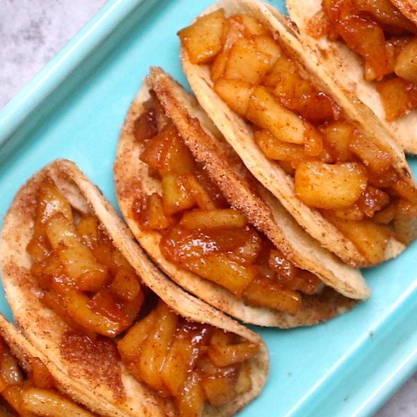 Super Easy Baked Apple Pie Tacos – delicious cinnamon sugary apple filling in a crispy and sweet …