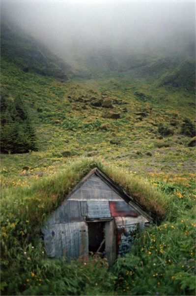 Abandoned underground house - A STRINGBAG HOUSE!!!)