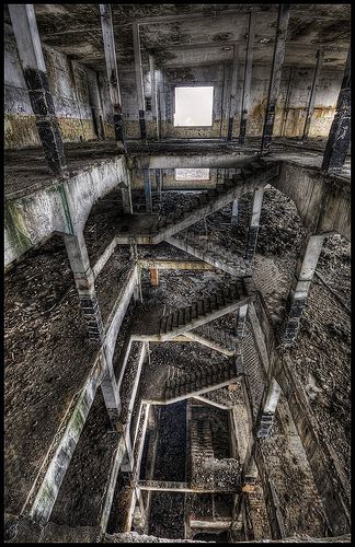 Kinda feels like the huge dark maze like city from Hellraiser 2 #abandoned #decay