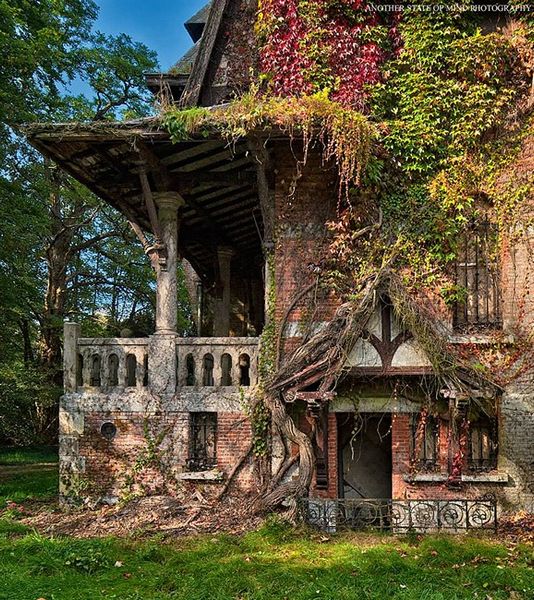 33 Amazingly Beautiful Abandoned Buildings