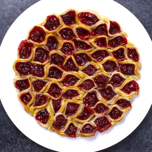 Cherry Pie Pull Apart is a fun 2-ingredient recipe to make for a party, and it’s ready in 30 minu…