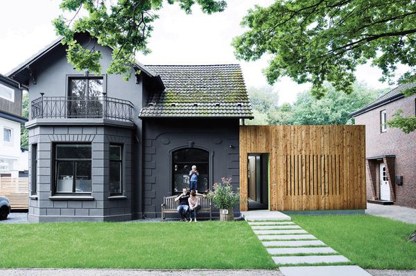 black-villa-outside-family-portrait-full-view