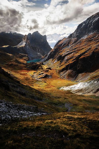 stunning_mountain_range_and_valley