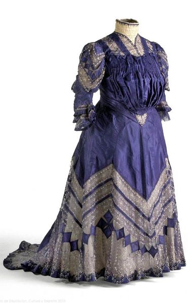 Silk dress, Madame Pelaz, Madrid, ca. 1900-05. Two pieces. Loose but boned bodice ending in peak, w…