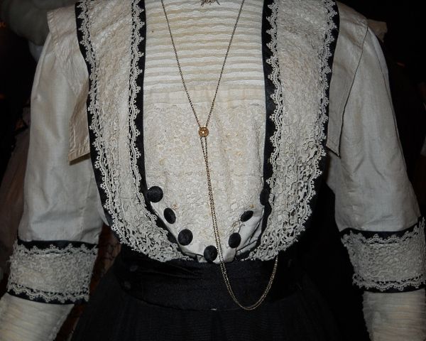 This lovely black and white afternoon dress, (dated 1907-1911),  is a classy combination of black s…