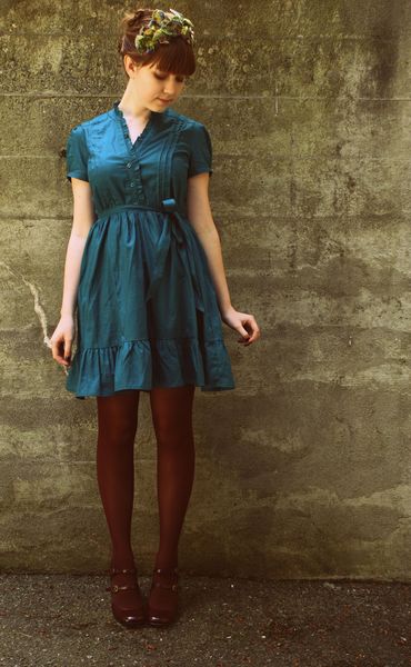 teal dress w burgundy tights