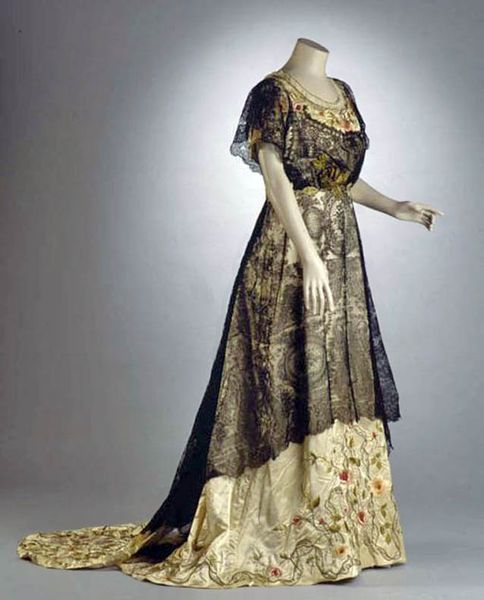 Long dress, F. Mulot, Paris, 1910. Ivory silk satin and black lace. Lowered neckline, flared short …